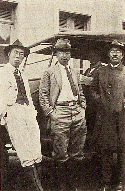 Image “(Left ) Settlement Director Shungoro Wako, (Center) Settlement Director Chikazo Kitahara, (Right) Settlement Supervisor Consul Tetsusuke Tarama”