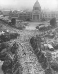 Diet building surrounded by demonstrators (by Asahi Shimbunsha). From "Showa Nimannichi no Zenkiroku vol.12"